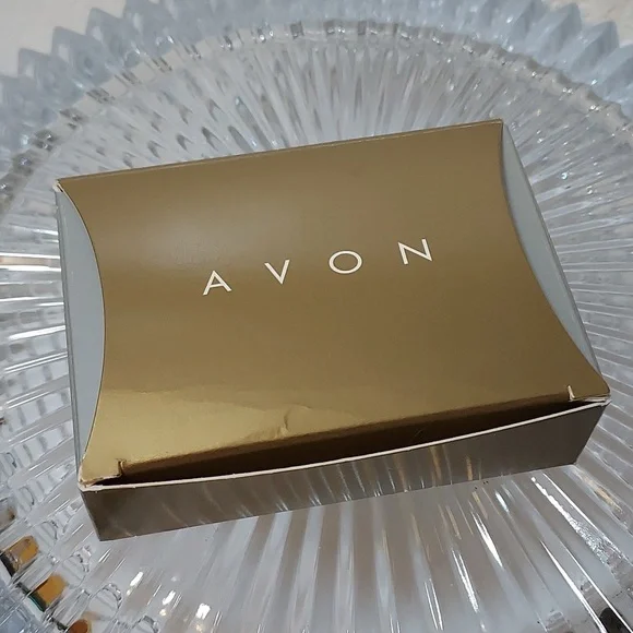 Avon Cameo Style Pendant and Chain 1997 - Picture 7 of 9